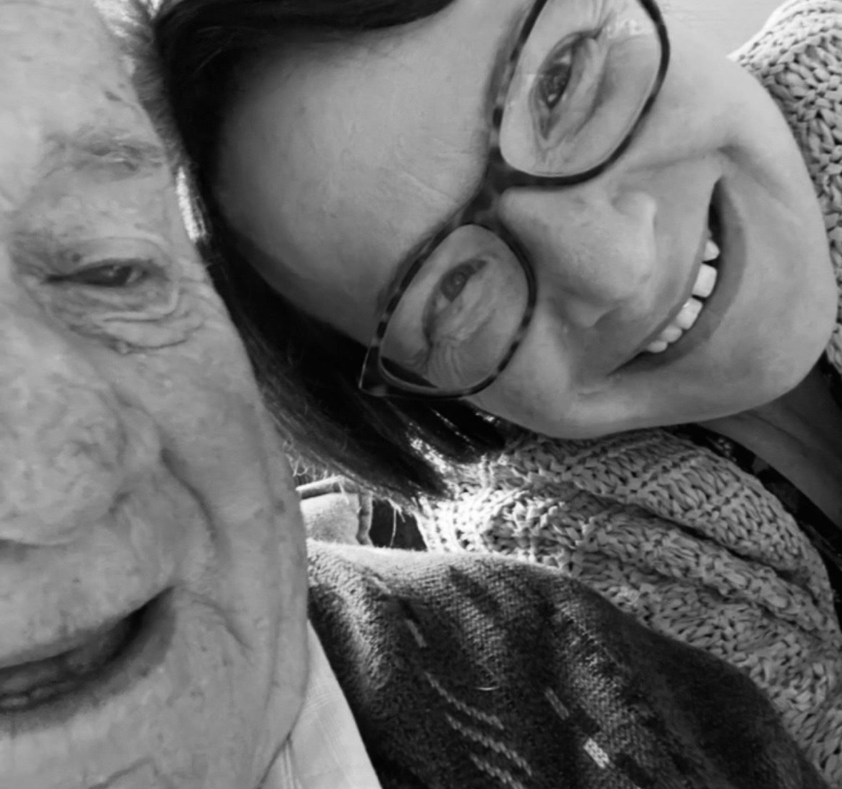 Schwarz-Weiß-Foto der Trauerrednerin mit ihrem verstorbenen Papa.